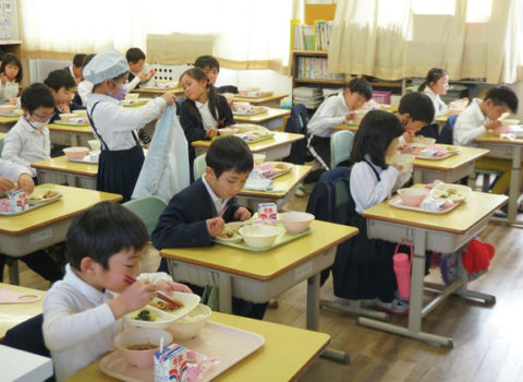 愛媛東温市の小中学校、幼稚園の学校給食メニューに!第二段の写真は南吉井小学校一年生の皆さん 愛媛東温市の小中学校、幼稚園の学校給食メニューに!第二段の写真は南吉井小学校一年生の皆さん